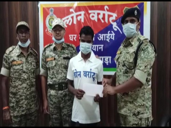 Kosa Markam surrenders before police under the 'Lone Varatu' (return to home) programme in Chhattisgarh's Dantewada on Monday. (Photo/ANI) 