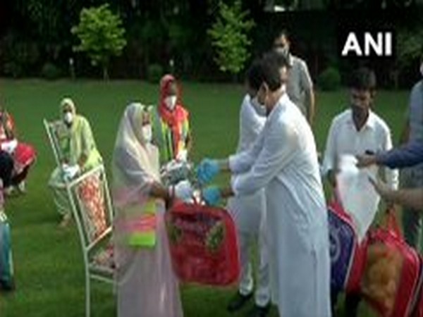   Minister of State for Home Affairs, G Kishan Reddy and Nityanand Rai felicitate 70 NDMC workers as a part of 'Seva Saptah' [Photo/ANI]