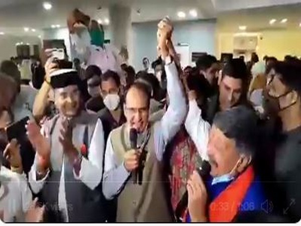 Madhya Pradesh Chief Minister Shivraj Singh Chouhan and BJP's national general secretary Kailash Vijayvargiya (Phoyo/Twitter)