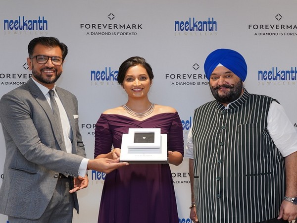 Sachin Jain, MD, De Beers India, Film star, Srinidhi Shetty and Gurmukh Singh, CEO, Neelkanth Jewelers