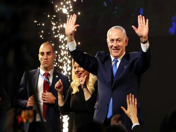 Likud Party Chairman Benjamin Netanyahu, his wife Sara, at the party headquarters in Tel Aviv, Israel on Apr 10 (Image source: Reuters)