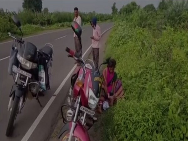 Woman gives birth to a girl on Ichhapur state highway. Photo/ANI