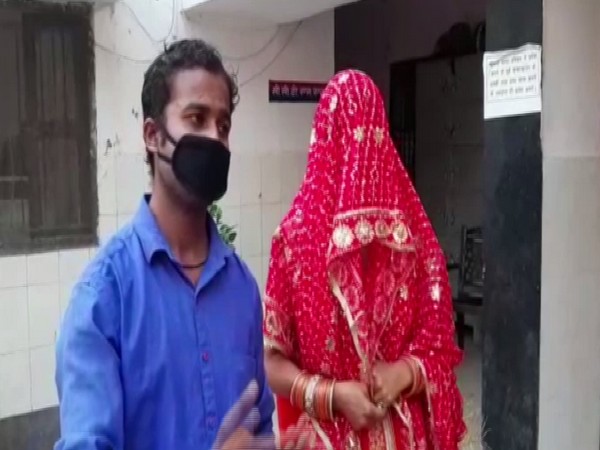 Guddu and Savita at Sahibabad Police station on Wednesday. Photo/ANI