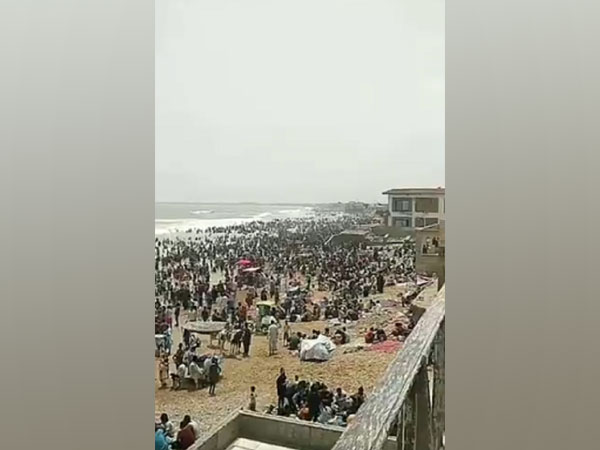 People in Pak's Karachi violate COVID norms as they gather at beaches amid pandemic (Photo Credit: Twitter)