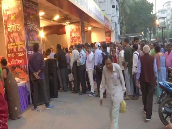 Long queue outside Patna Secretariat for onions in Bihar . Photo/ANI