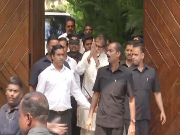Amitabh Bachchan greeting fans outside his residence, Jalsa 