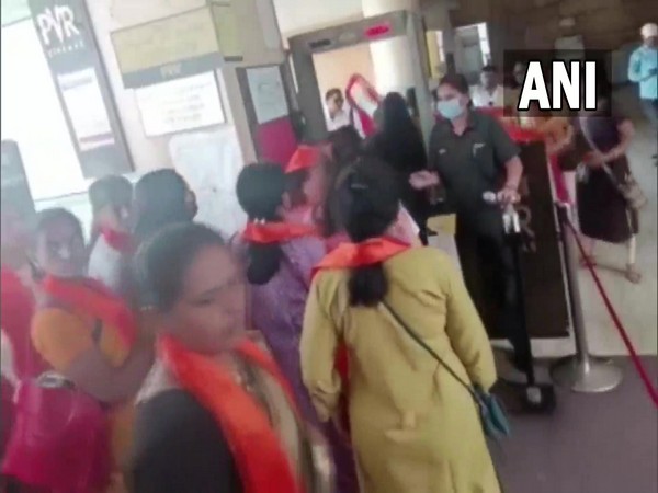 Scuffle after women wearing saffron stoles trying to enter a movie theatre (Photo/ANI)