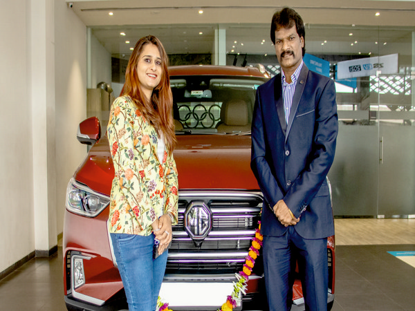Nidhi Modi- Director MG Mumbai handed over the keys of India's First autonomous level- 1 premium SUV The MG GLOSTER to Padma Shri Awardee Dhanraj Pillay