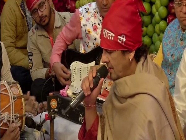 Sonu Nigam performing bhajan at Vaishno Devi shrine