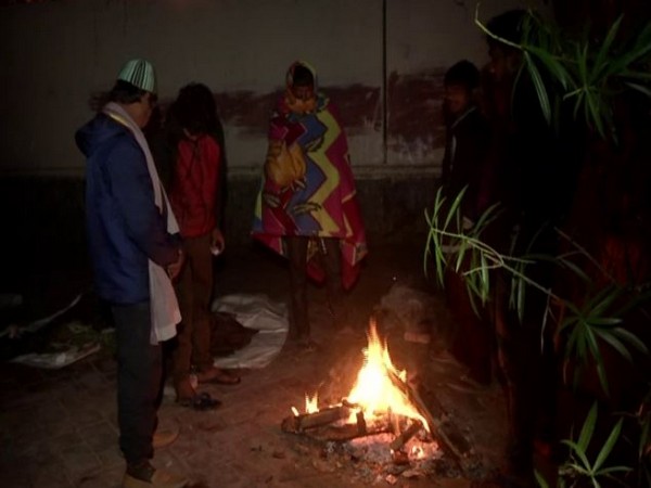 Homeless spent the night on footpaths in Delhi on Thursday [Photo/ANI] 