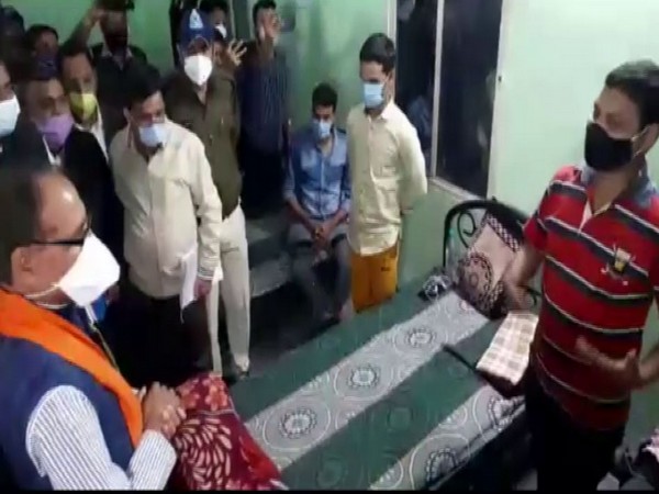Madhya Pradesh Chief Minister Shivraj Singh Chouhan at night shelter in Sukhlia of Indore. (Photo/ANI)