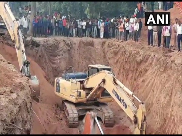 Rescue operations continue to save a 3-year old boy, who fell into an open borewell on Wednesday in Niwari district. (Photo/ANI)