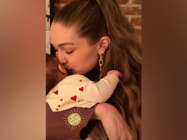 Gigi hadid and her daughter (Image courtesy: Instagram)