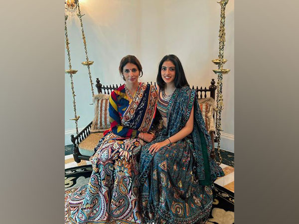 Navya Naveli Nanda with Shweta Bachchan (Image source: Instagram)