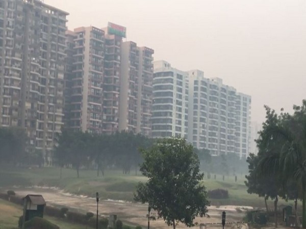 Fog engulfs Noida on Wednesday due to air pollution [Photo/ANI]