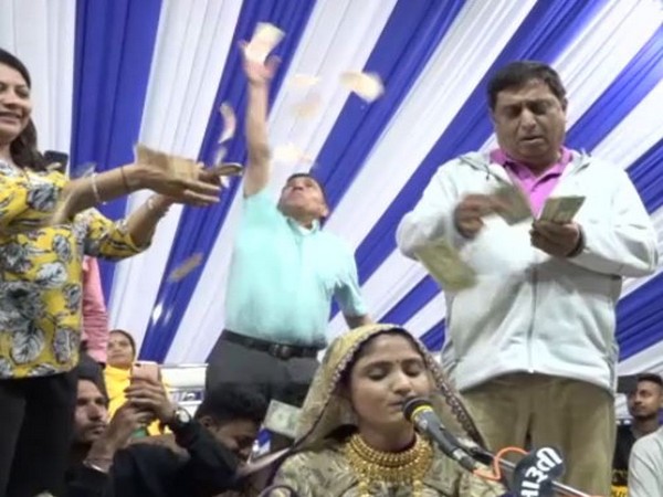 Currency notes were showered on Bhajan singer in Navsari Gujarat 