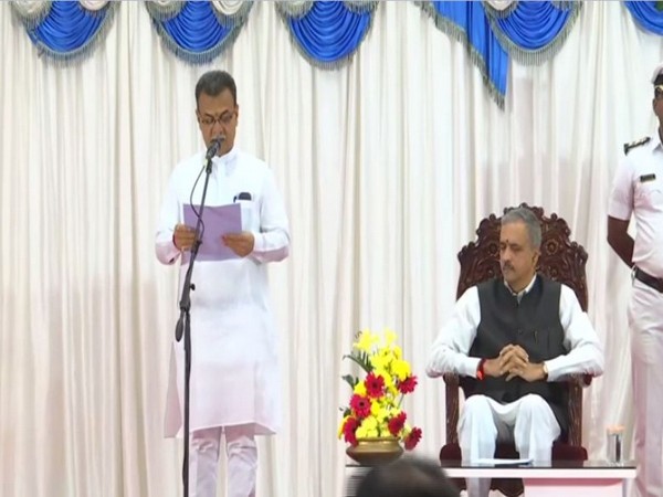 MLA Mahesh Eranagowda Kumatalli from Athani Vidhan Sabha constituency took oath of office in the presence of Karnataka Assembly speaker Vishweshwara Hegade Kageri. Photo/ANI