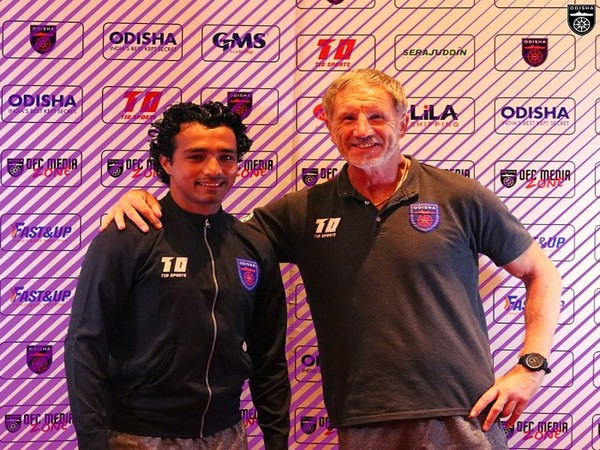 Rakesh Pradhan and coach Stuart Baxter (Image: Odisha FC)