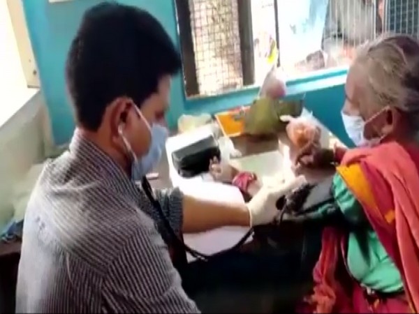 Dr Shankar Ramchandani consulting a patient at his 'One-Rupee' clinic. (Photo/ ANI)