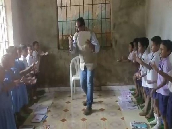A video grab of Prafulla Kumar Pathi teaching students in Odisha. Photo/Facebook