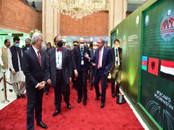 Pakistan Foreign Minister Shah Mahmood Qureshi with OIC delegates. (Image credit: Twitter/Shah Mahmood Qureshi)