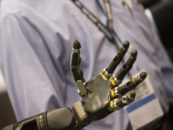 When robotic devices can be controlled with high precision, they can be used to complete a variety of daily tasks.