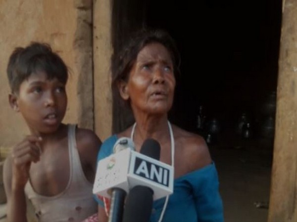 73-years-old Kaate Poyam with her grandson (12) speaks to media in Dantewada on Tuesday [Photo/ANI]