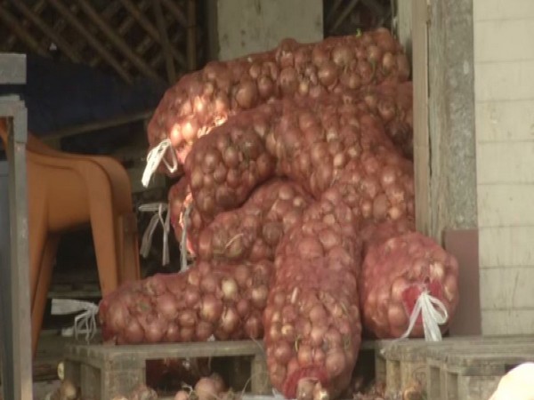 Consumers choose local onions over imported in Delhi. Photo/ANI