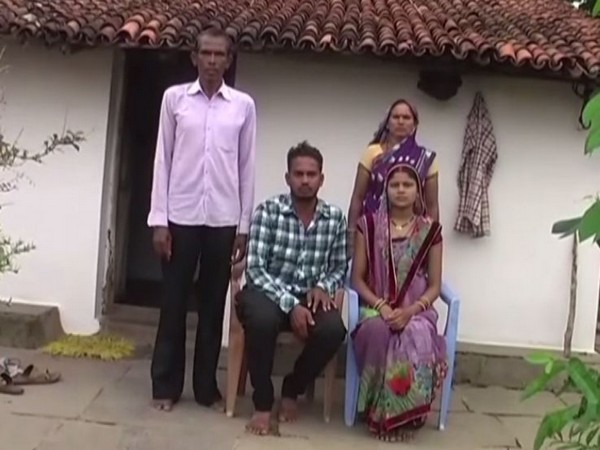 The complainant Ramesh Nirnalkar, with his family (Photo/ANI)