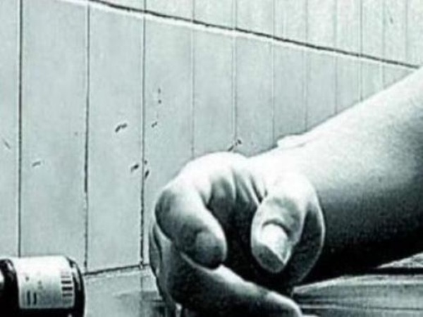 'Poisoned' Putin critic leaves Russia for treatment