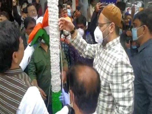Asaduddin Owaisi on Saturday hoisted the national flag at Madina Circle in Hyderabad. (Photo/ANI)
