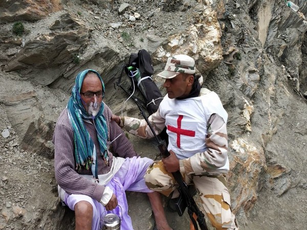 An ITBP jawan administering oxygen to a pilgrim in Baltal, West Bengal.