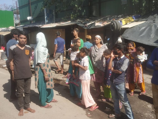People walking on foot at Motia Khan in Paharganj in Delhi to reach their respective homes. Photo/ANI