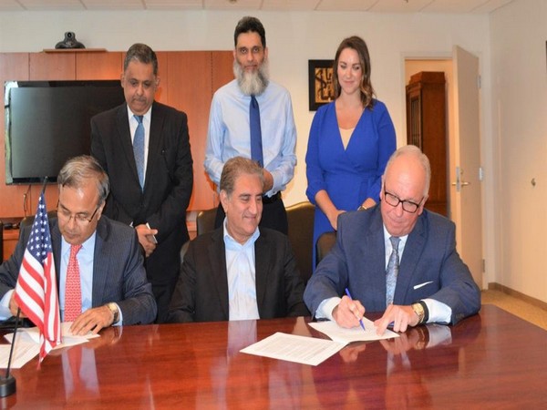 Shah Mahmood Qureshi witnessed the contract signing between Pakistan Embassy and US lobbying firm Holland & Knight. (Photo credit: Govt of Pakistan twitter)