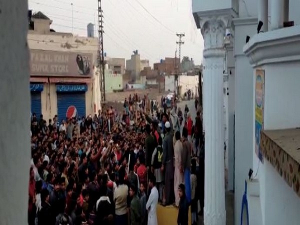 Mob outside Gurdwara Nankana Sahib in Pakistan