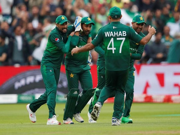 Pakistan team celebrates a wicket against New Zealand 