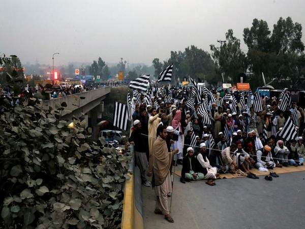 JUI-F protesters were seen blocking the  Grand Trunk Road in Pakistan on November 14