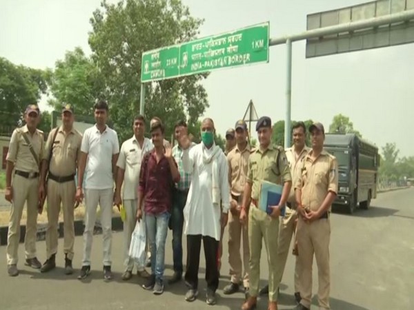 Two pakistani nationals along with Indian police officials (photo/ANI)