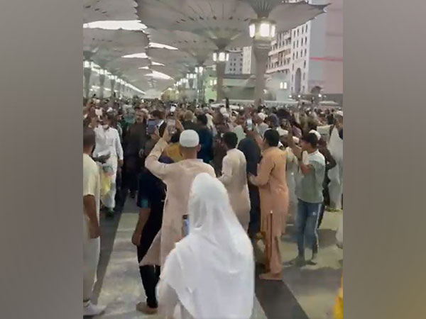 Pilgrims raise slogans upon seeing Pak delegation in Madina (Photo Credit: Twitter)