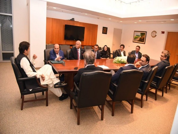 Pakistan Prime Minister Imran Khan with Pakistani businessmen in Washington on Sunday. (Photo/Pakistan Tehreek-e-Insaf's Twitter account)