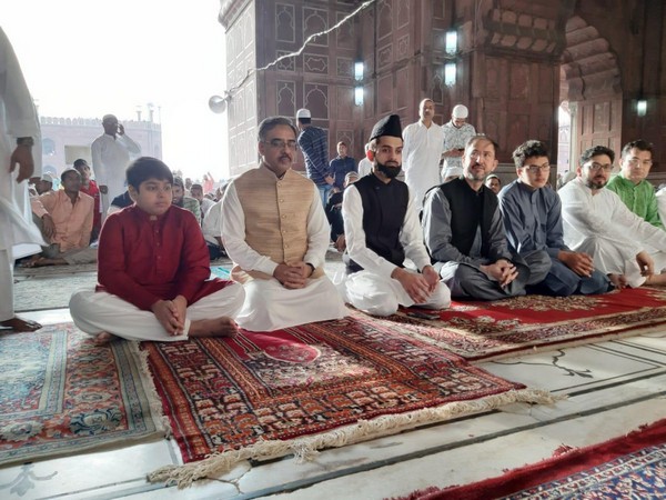 Pakistan Foreign Secretary Sohail Mahmood, second from left) and Pakistan's Acting High Commissioner to India, Syed Haidar Shah, (fourth from left) at Jama Masjid on Wednesday. Photo/ANI  