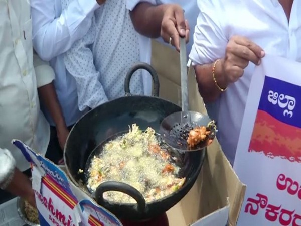 Congress leaders preparing 'pakoda' to protest against Central and state governments in Shivamogga, Karnataka, on Saturday. Photo/ANI