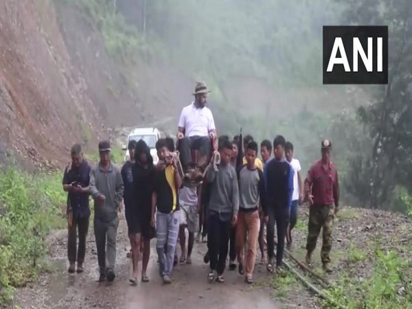 Villagers of Tisopi gives the DM Bhupesh Chaudhary a palaquin ride on August 27 in Mizoram. Photo/ANI