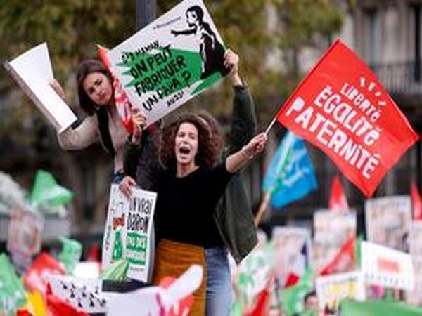 Protesters demonstrate against a reform bill that will widen access to medically assisted procreation to lesbian couples and single women in Paris