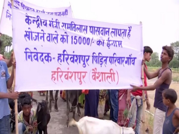 Villagers protesting at Harivanshpur in Vaishali on Saturday. Photo/ANI 