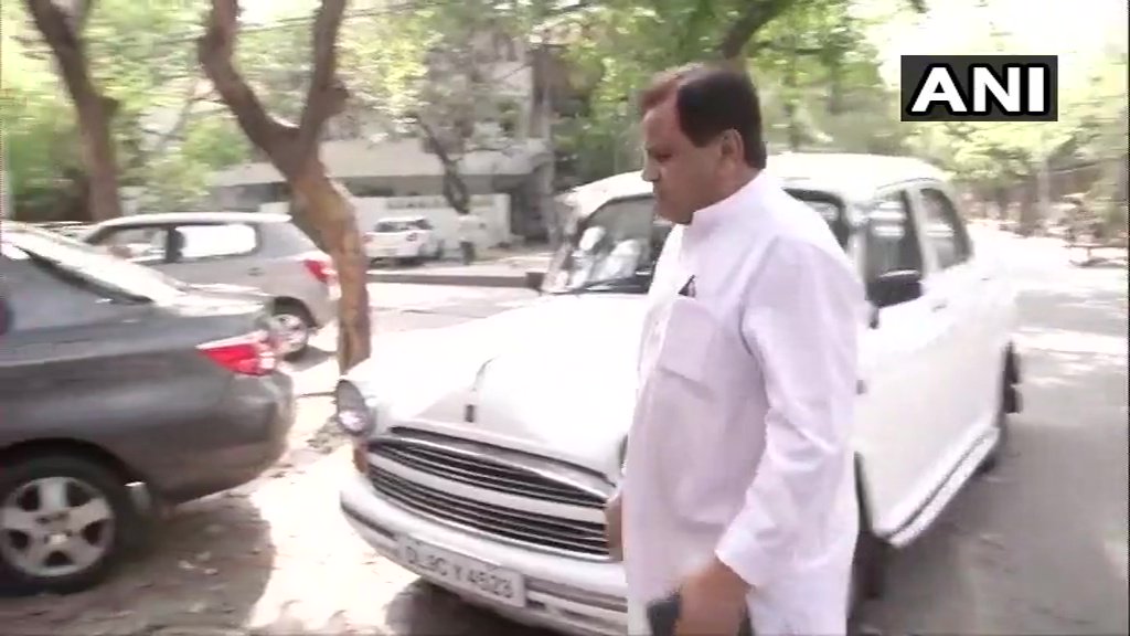 Senior Congress leader Ahmed Patel on Wednesday met Delhi Congress chief Sheila Dikshit at her residence in New Delhi. Photo/ANI