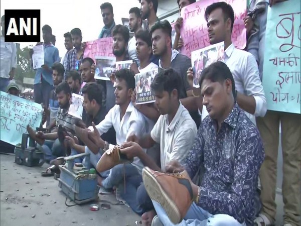 Visuals of Jan Adhikar Chhatra Parishad members polishing shoes in Patna on Friday. (Photo:ANI)