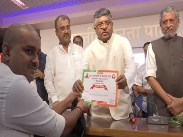 Union Minister Ravi Shankar Prasad at the blood donation camp in Patna on Sunday. Photo/ANI