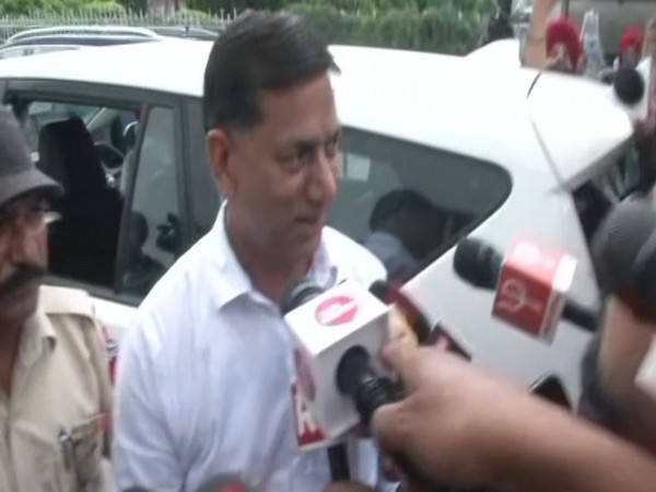 Punjab Pradesh Congress Committee working president Pawan Goel arrives at Navjot Singh Sidhu's residence on Wednesday. (Photo/ ANI)