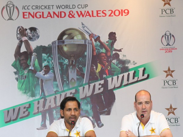 Pakistan captain Sarfaraz Ahmed with head coach Mickey Arthur (Photo/PCB twitter)